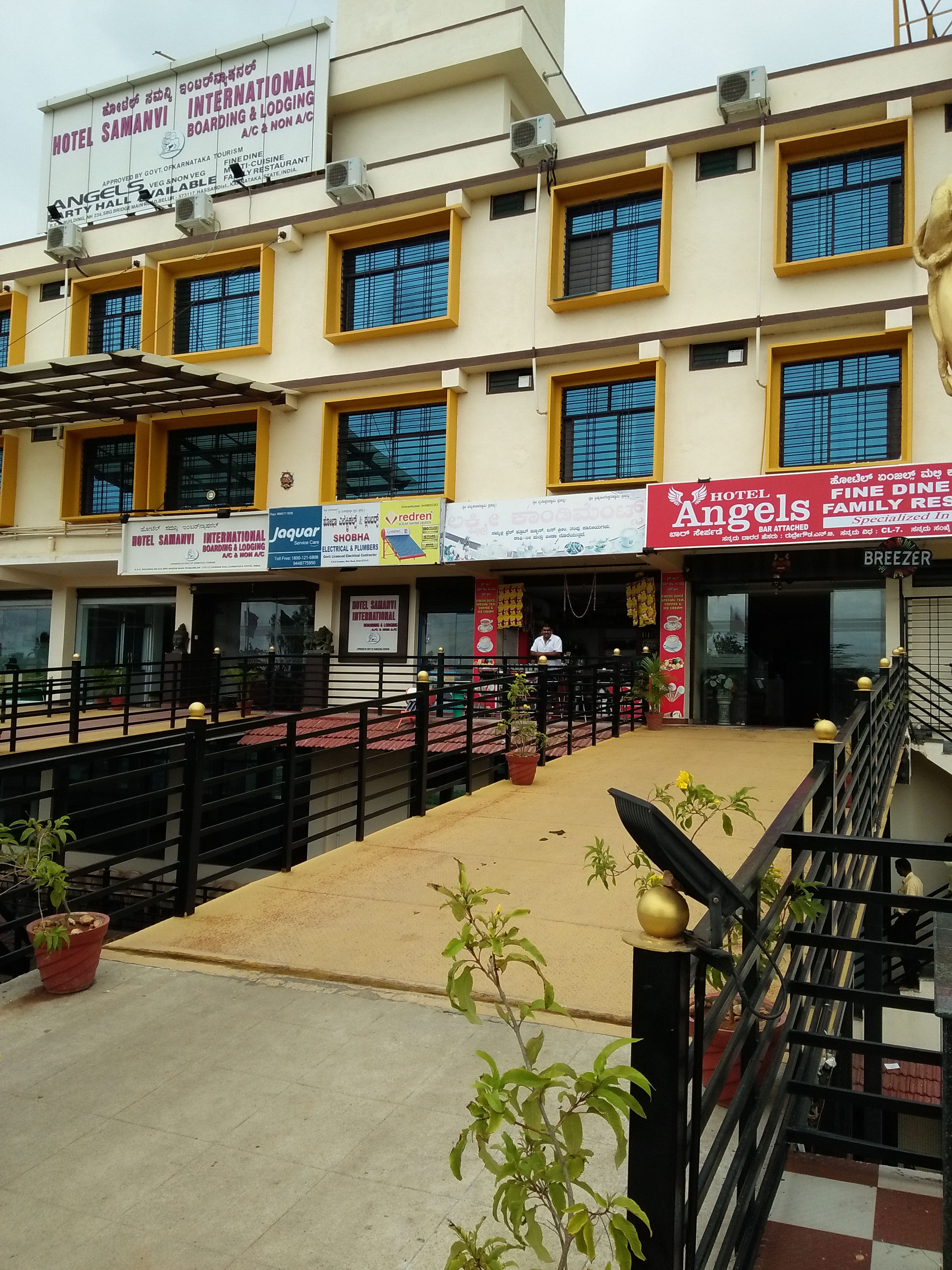 Hotel Samanvi International photo